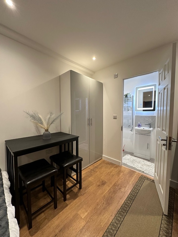 Mitcham Studio Flat, Silbury Avenue, CR4 To Rent Now for £1,300.00 p/m