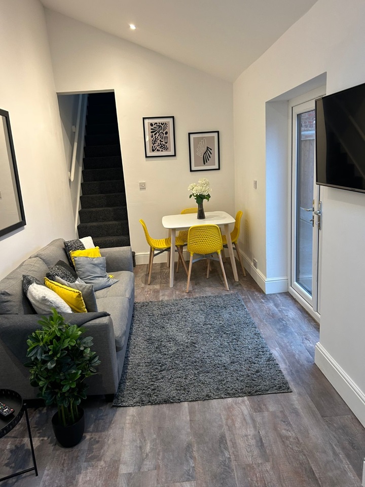 Cheadle 2 Bed Flat, Stockport Road, SK8 To Rent Now for £1,200.00 p/m