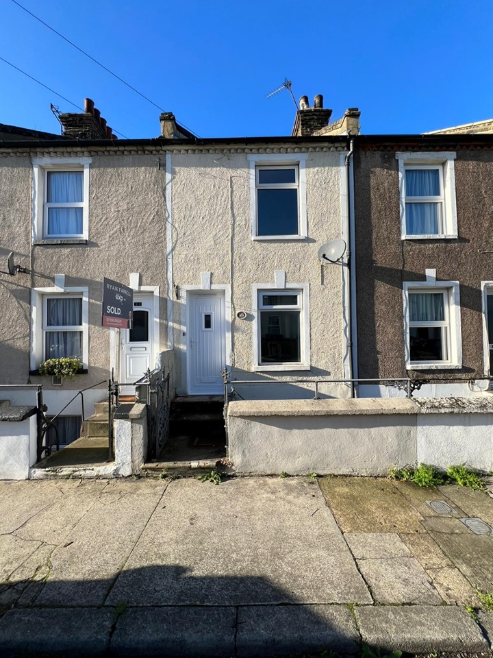 Northfleet, Gravesend 3 Bed Terraced House, Hamerton Road, DA11 To