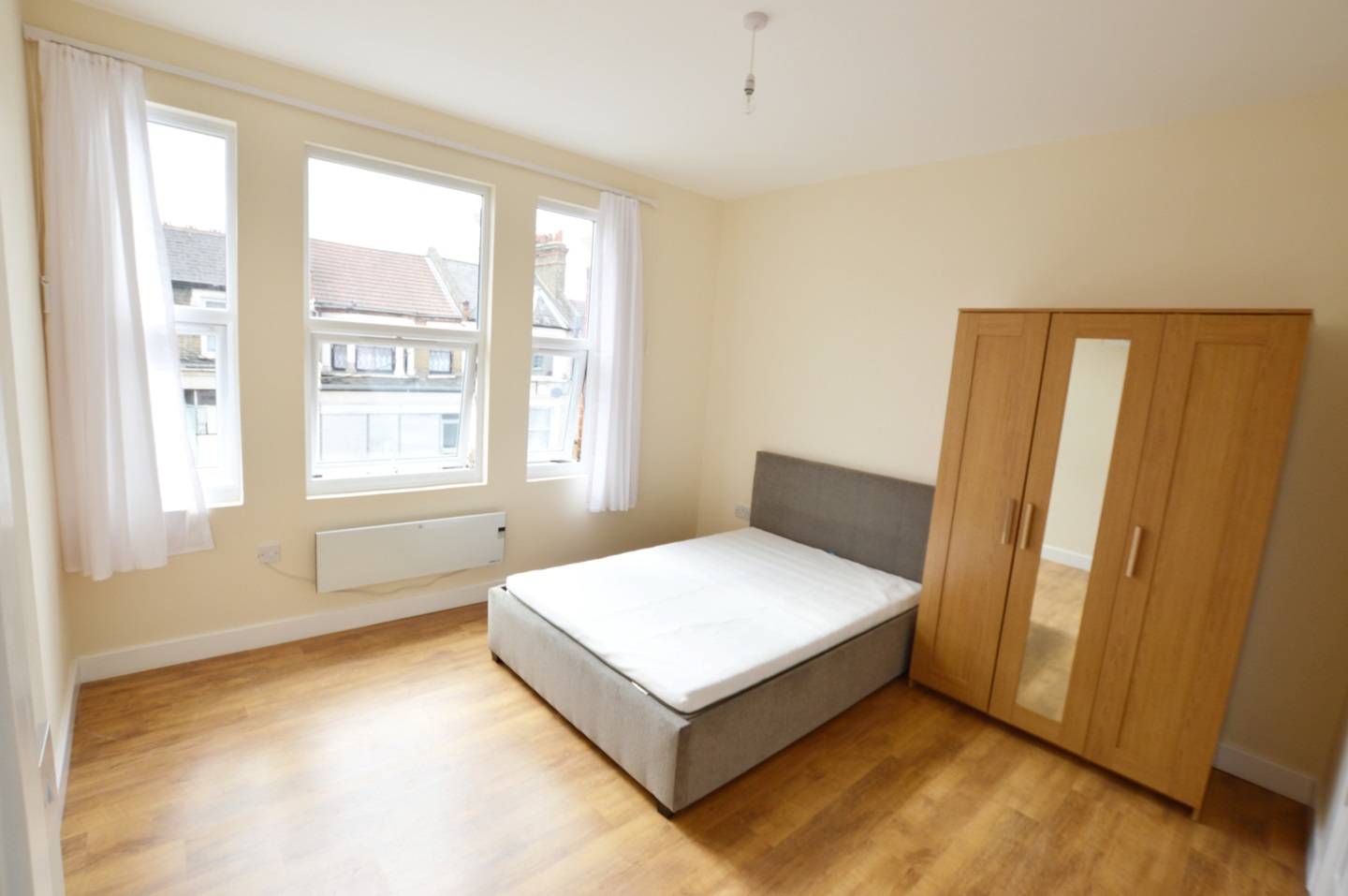 London Studio Flat, Chingford Road, E17 To Rent Now for £1,150.00 p/m