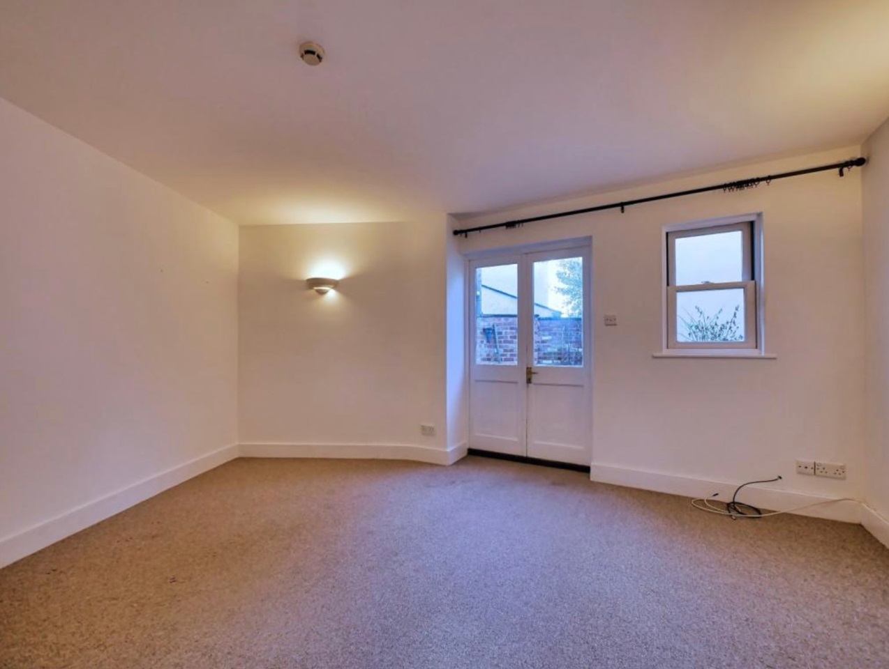 Cirencester 2 Bed Flat, Victoria Court, GL7 To Rent Now for £850.00 p/m