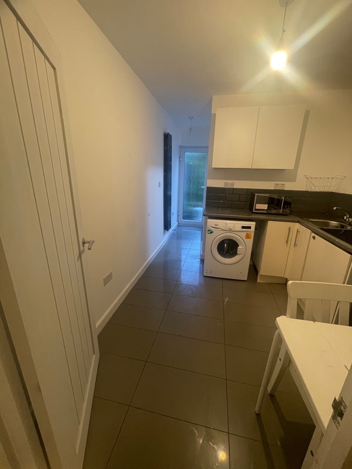 South Croydon 1 Bed SemiDetached House, Mount Park Avenue, CR2 To