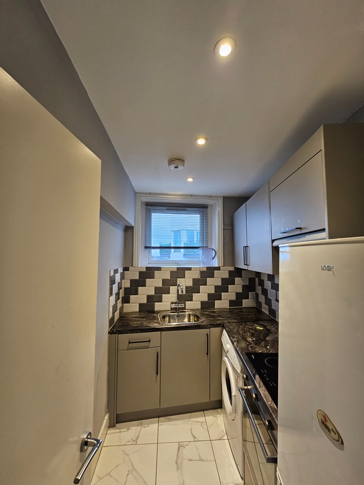 London Studio Flat, Clifford Road, SE25 To Rent Now for £1,200.00 p/m