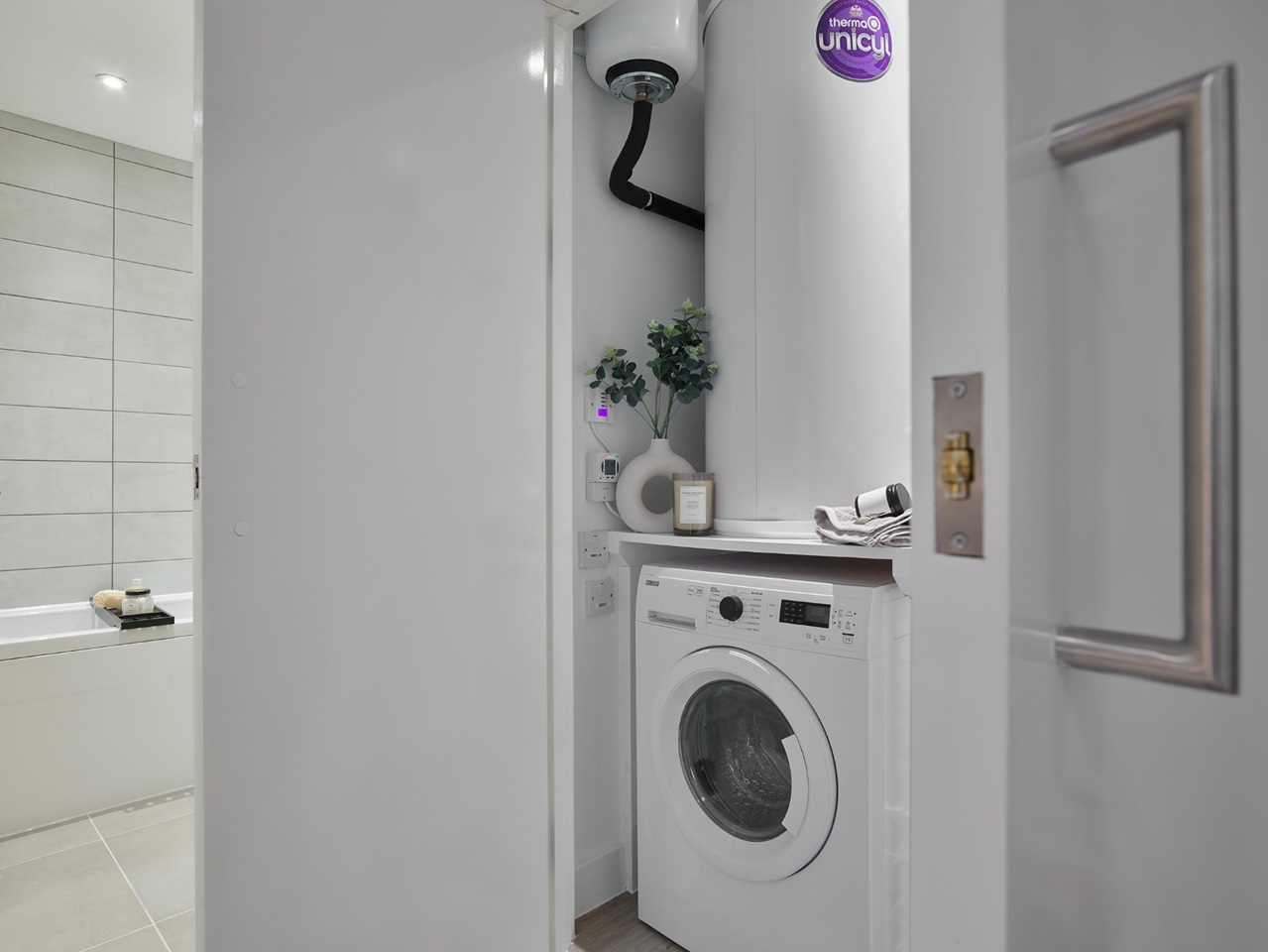 Leeds 2 Bed Flat, Pin Yard, LS11 To Rent Now for £1,355.00 p/m