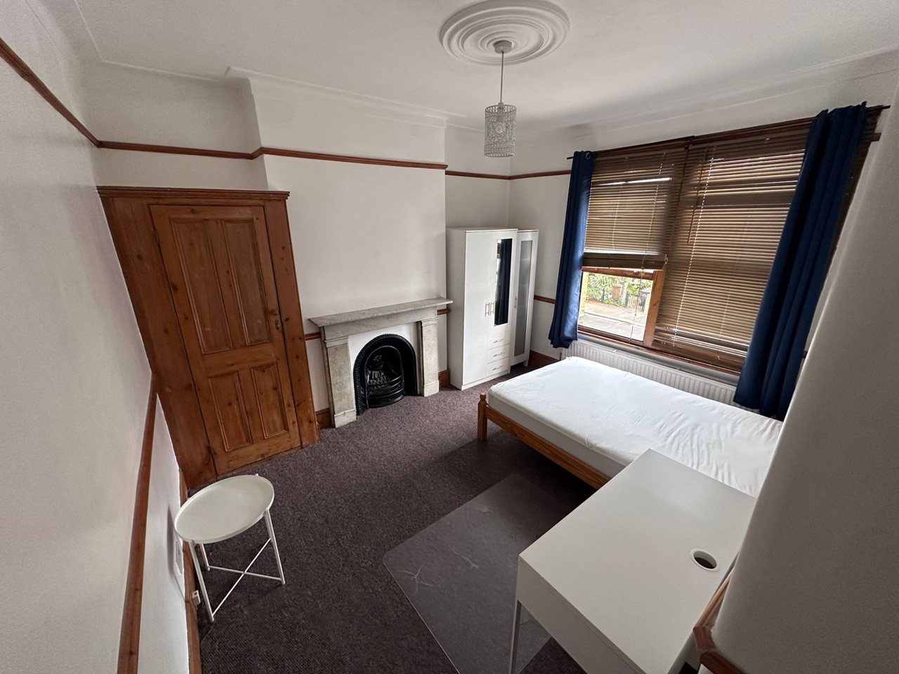 London Room in a Shared House, Forest Drive East, E11 To Rent Now