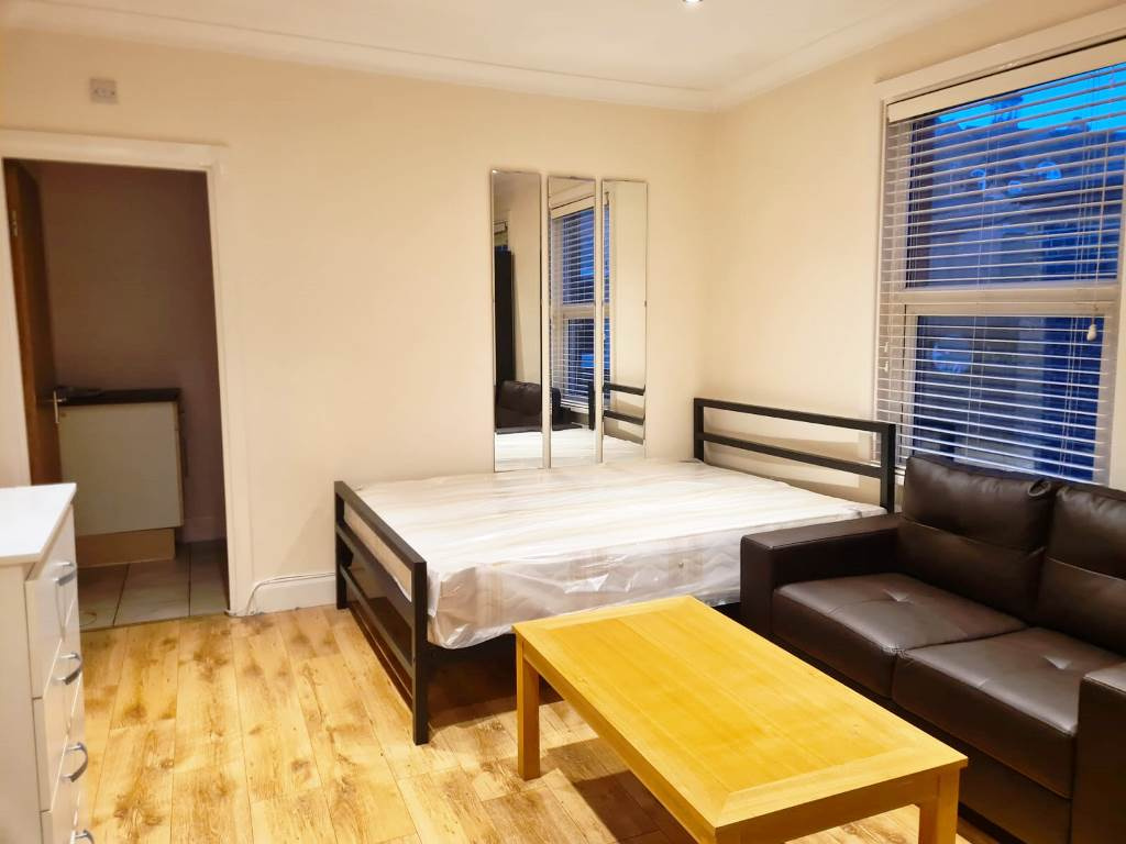 London Studio Flat, New Southgate, N11 To Rent Now for £900.00 p/m