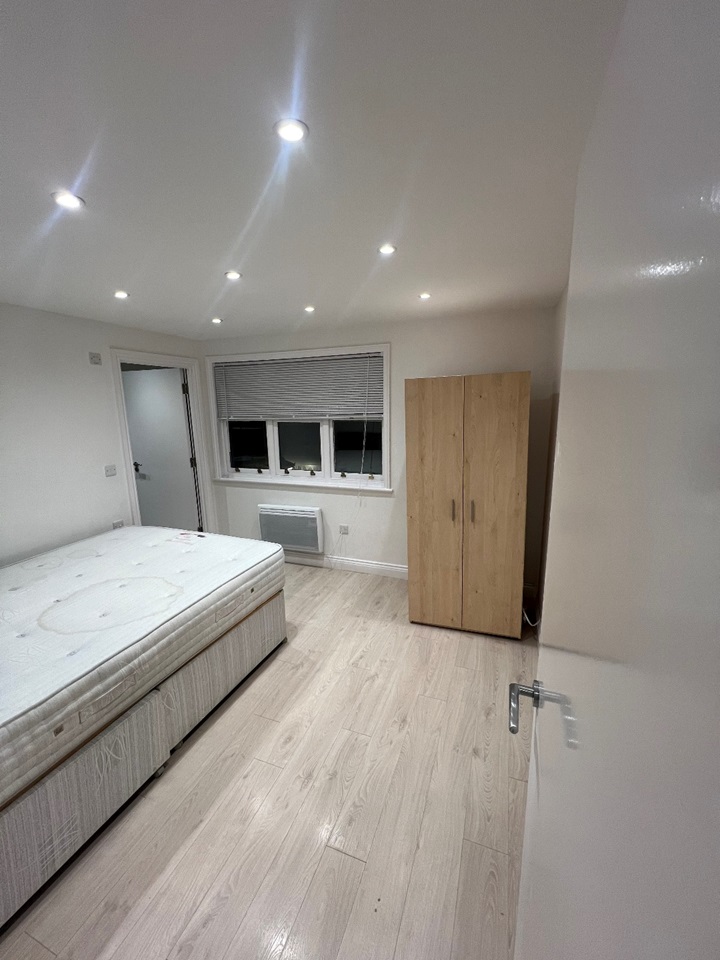 Waltham Abbey 2 Bed Flat, Arlingham Mews, EN9 To Rent Now for £