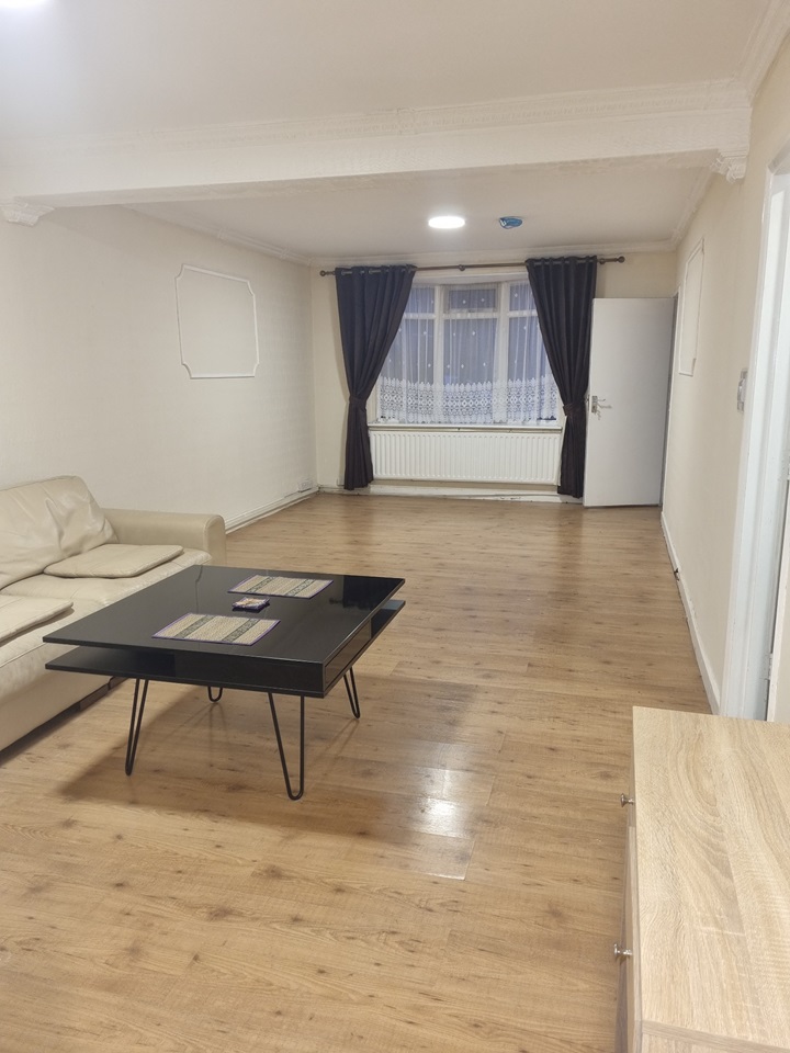 London 2 Bed Flat, East Ferry Road, E14 To Rent Now for £2,000.00 p/m