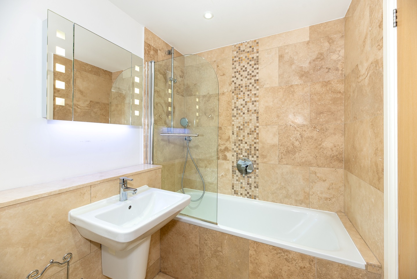 Surbiton 2 Bed Flat, Surbiton Hill Road, KT6 To Rent Now for £1,895.00 p/m