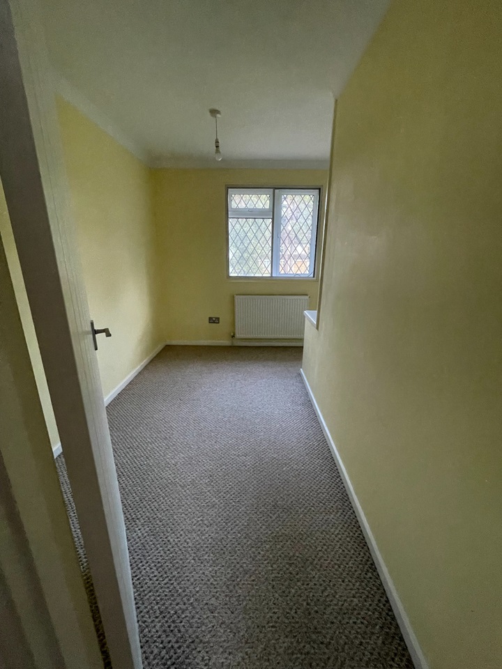 Bracknell 3 Bed SemiDetached House, Harmans Water Road, RG12 To