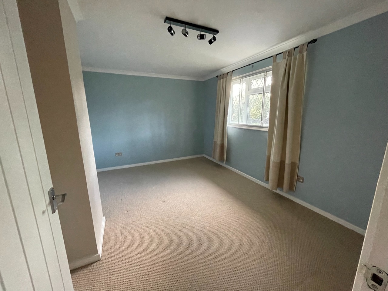 Bracknell 3 Bed SemiDetached House, Harmans Water Road, RG12 To