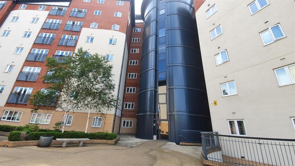 Slough 2 Bed Flat, Aspects Court, SL1 To Rent Now for £1,600.00 p/m