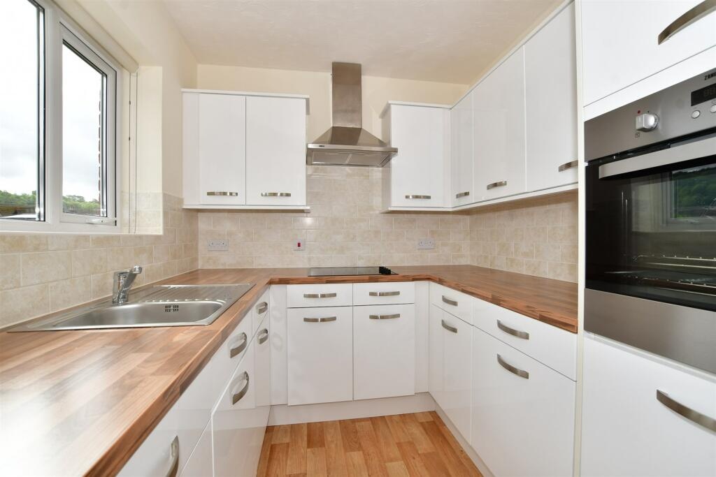 Caterham 1 Bed Flat, Caterham Lodge, CR3 To Rent Now for £1,150.00 p/m