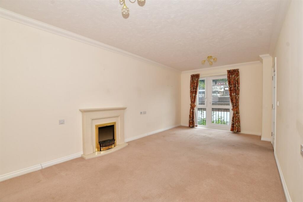 Caterham 1 Bed Flat, Caterham Lodge, CR3 To Rent Now for £1,150.00 p/m