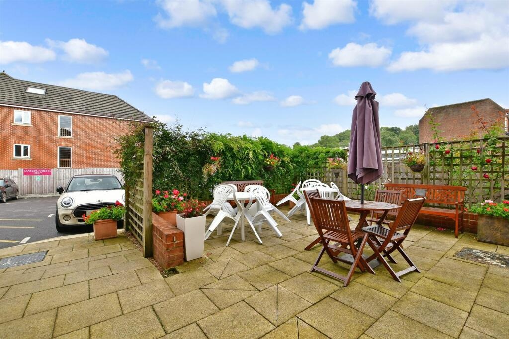 Caterham 1 Bed Flat, Caterham Lodge, CR3 To Rent Now for £1,150.00 p/m