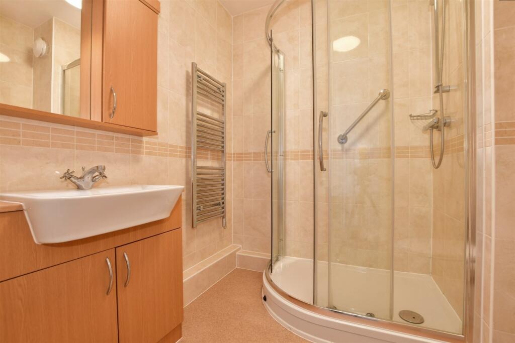 Caterham 1 Bed Flat, Caterham Lodge, CR3 To Rent Now for £1,150.00 p/m
