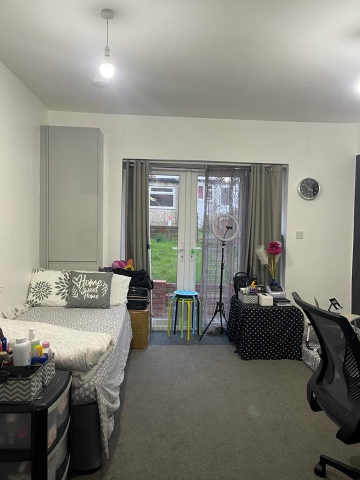 Northolt Studio Flat, Mandeville Road, UB5 To Rent Now for £1,350.00 p/m