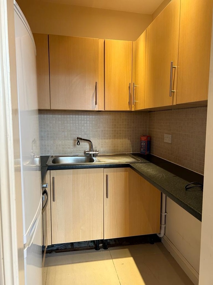 London Studio Flat, Finchley Lane, NW4 To Rent Now for £1,100.00 p/m