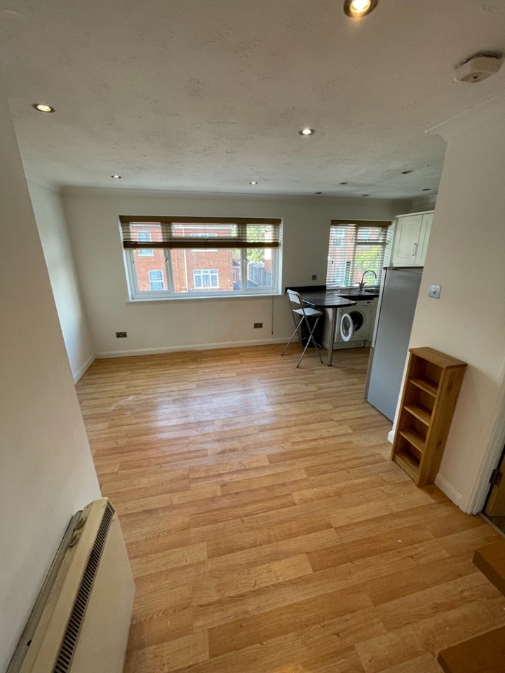 Egham Studio Flat, Hythe Park Road, TW20 To Rent Now for £1,150.00 p/m