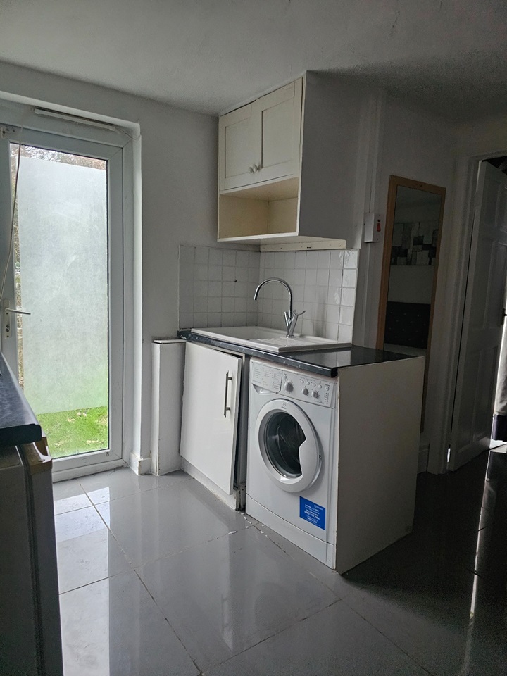 Ilford 1 Bed Flat, Wanstead Park Road, IG1 To Rent Now for £1,100.