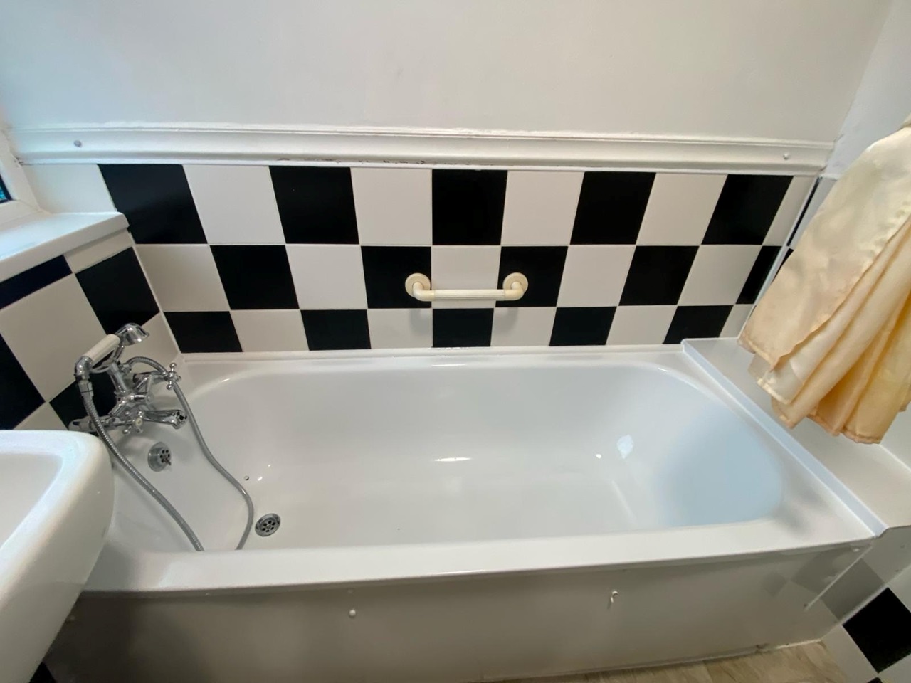 Romford 3 Bed SemiDetached House, Gardens, RM6 To Rent