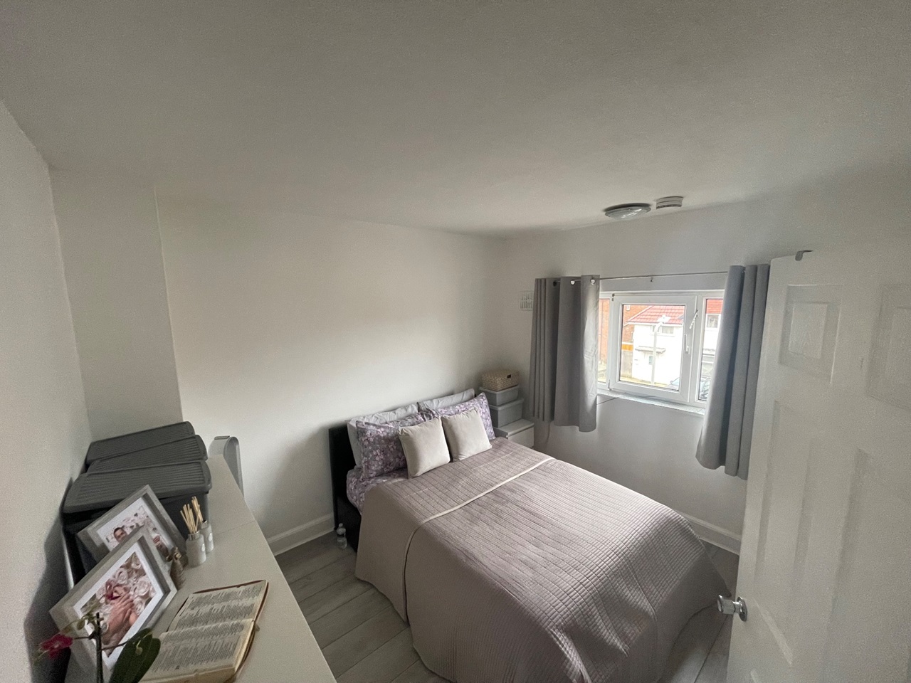 High 1 Bed Flat, High HP11 To Rent Now for £1,100.