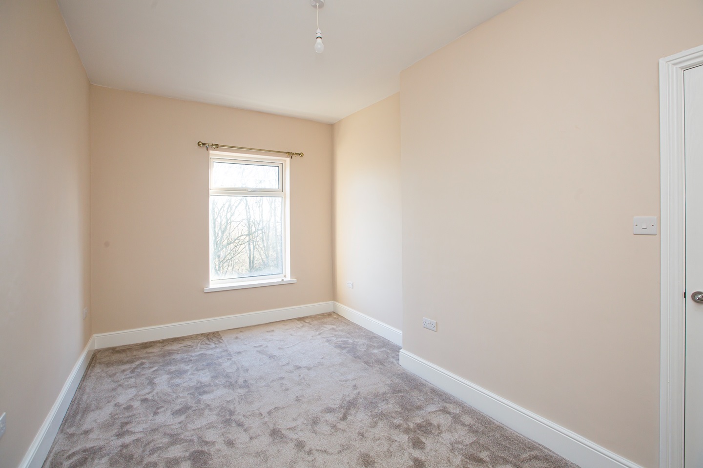 Huddersfield 3 Bed SemiDetached House, Netheroyd Hill Road, HD2 To