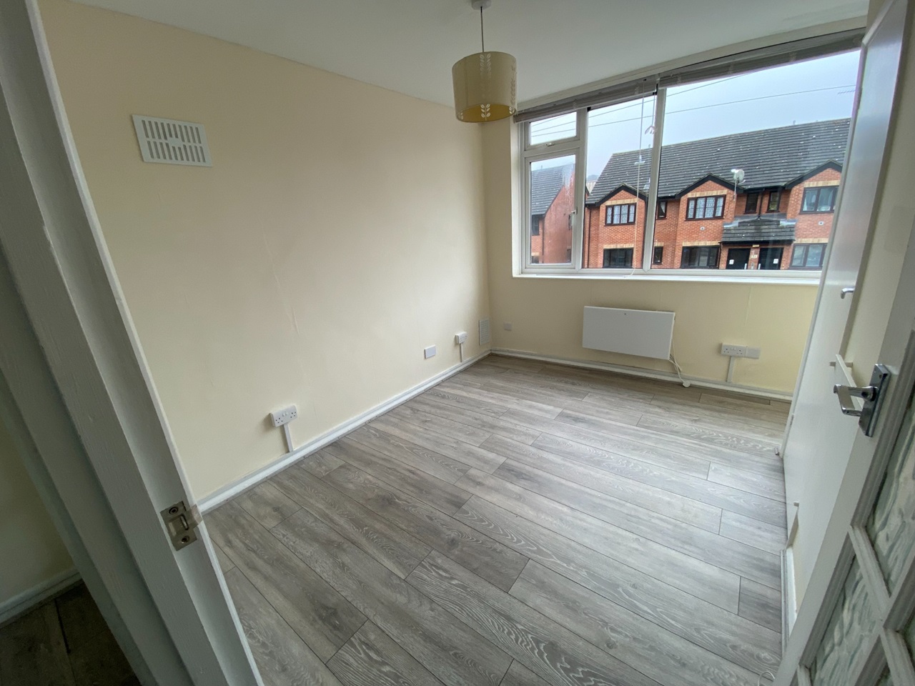 Redhill 1 Bed Flat, Garlands Road, RH1 To Rent Now for £1,100.00 p/m