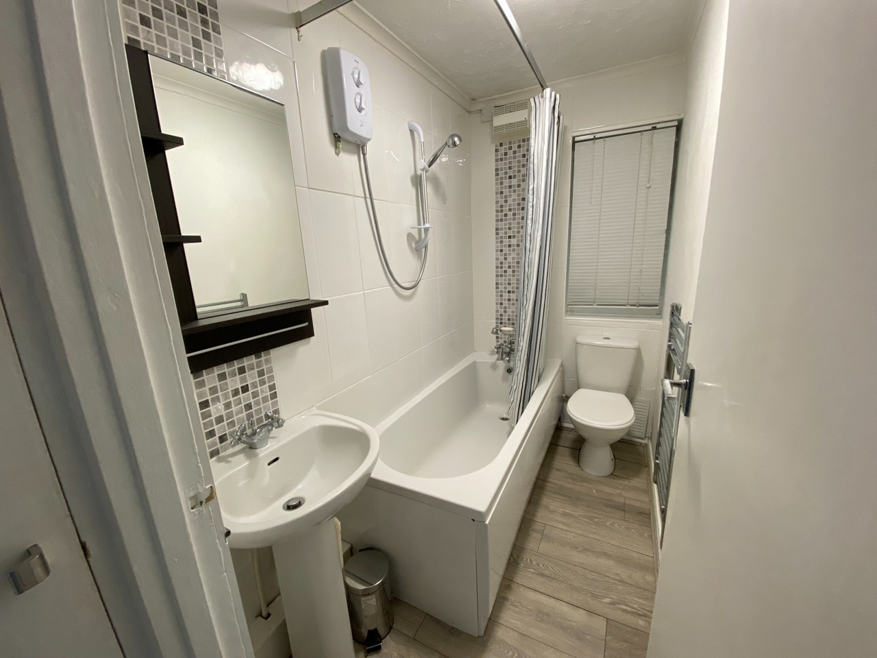 Redhill 1 Bed Flat, Garlands Road, RH1 To Rent Now for £1,100.00 p/m