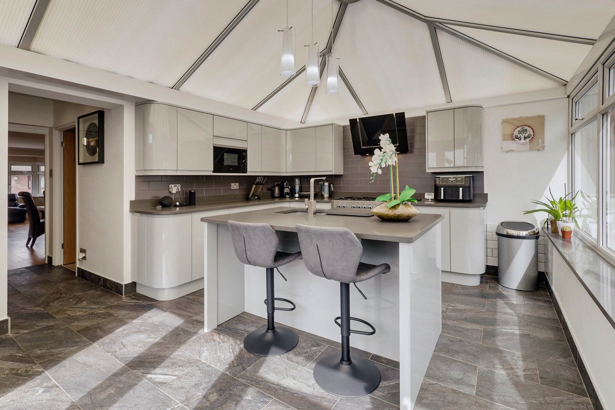 Benfleet 3 Bed Bungalow, Thundersley Park Road, SS7 To Rent Now for