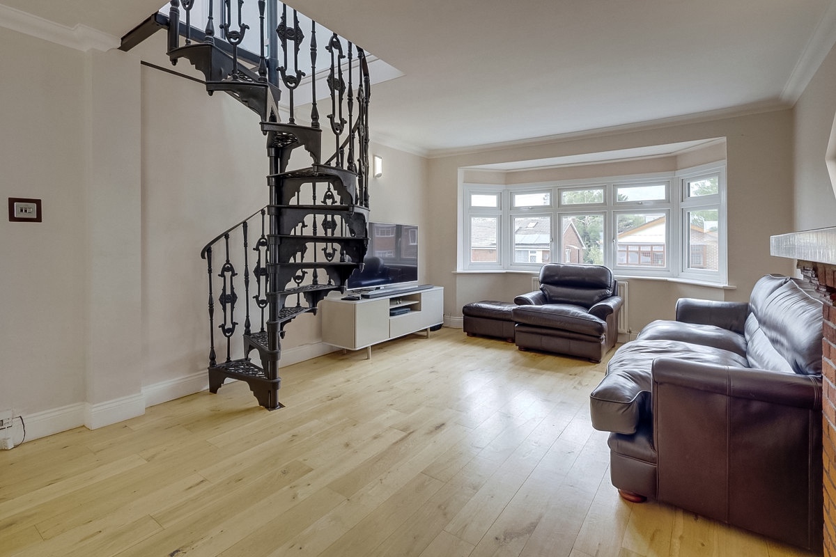 Benfleet 3 Bed Bungalow, Thundersley Park Road, SS7 To Rent Now for