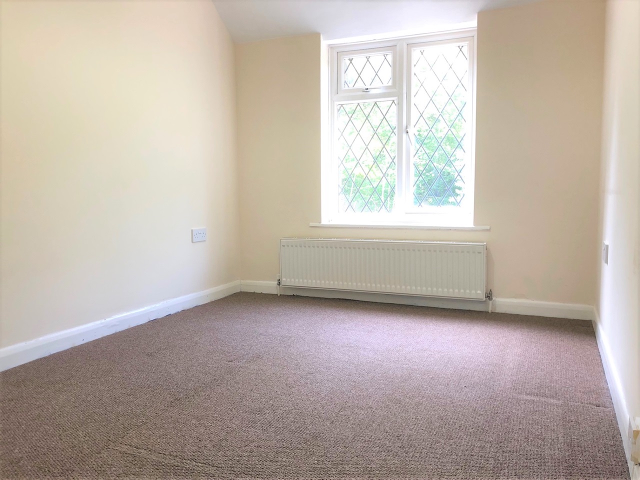 Chipstead, Coulsdon 2 Bed Flat, Chipstead Station Parade, CR5 To