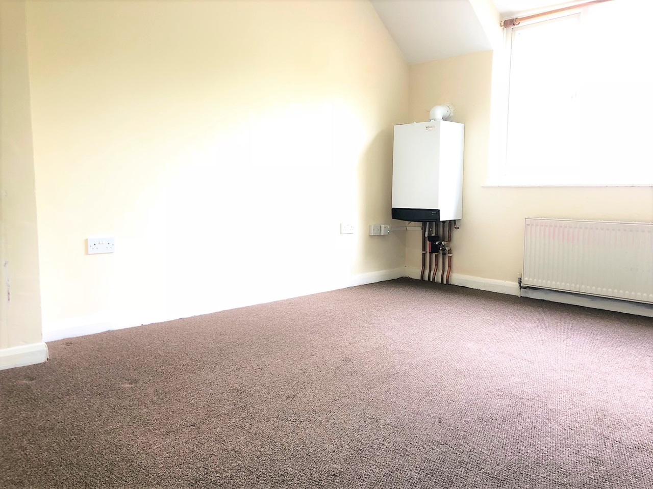Chipstead, Coulsdon 2 Bed Flat, Chipstead Station Parade, CR5 To