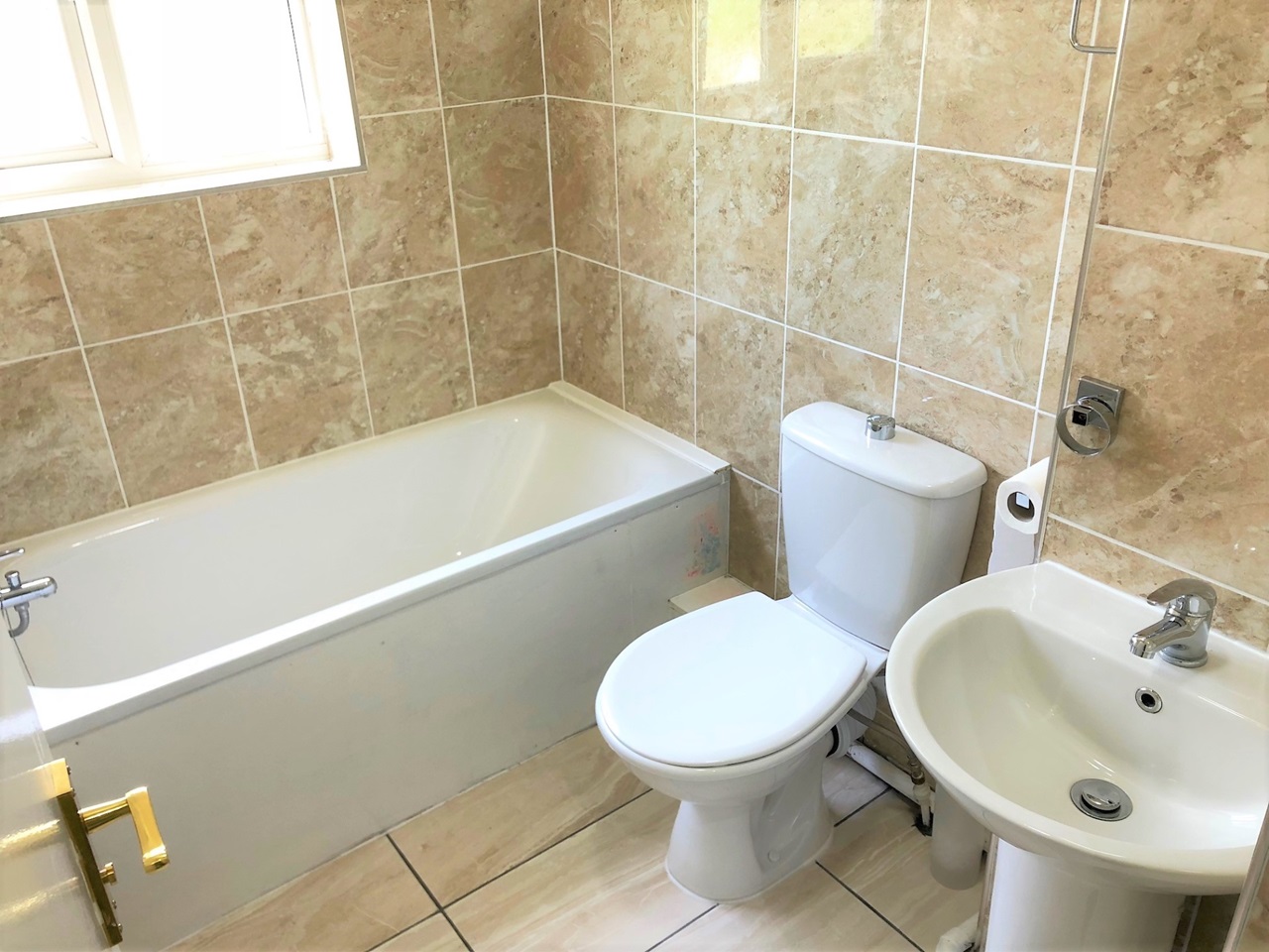 Chipstead, Coulsdon 2 Bed Flat, Chipstead Station Parade, CR5 To