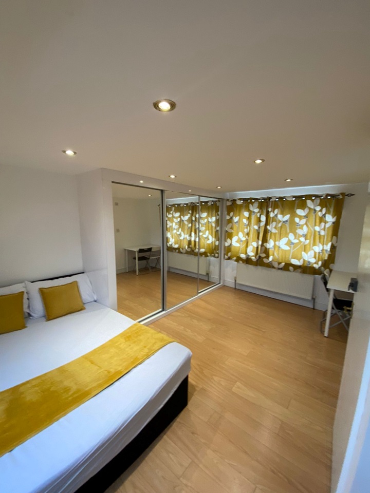 London Room in a Shared House, Holders Hill Avenue, NW4 To Rent Now