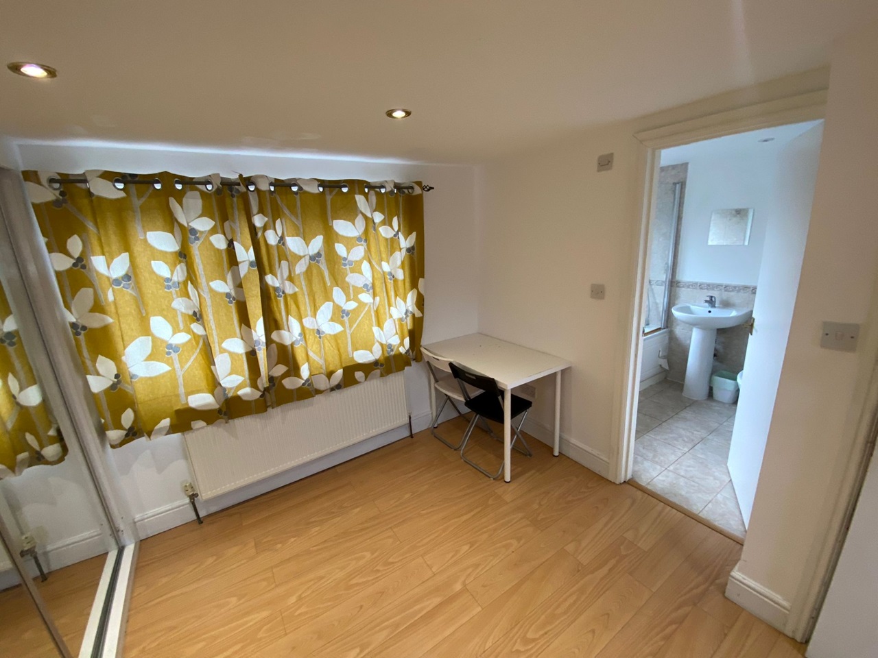 London Room in a Shared House, Holders Hill Avenue, NW4 To Rent Now