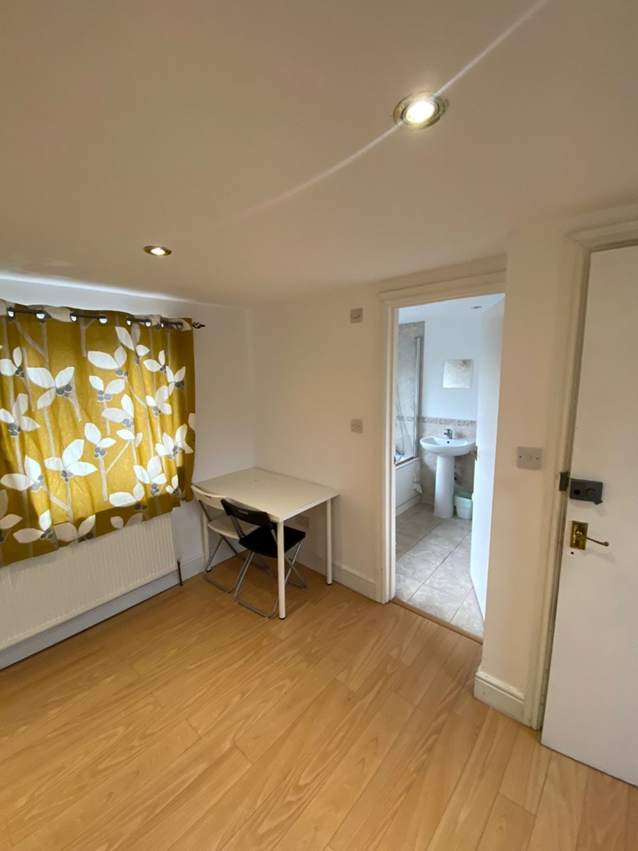 London Room in a Shared House, Holders Hill Avenue, NW4 To Rent Now