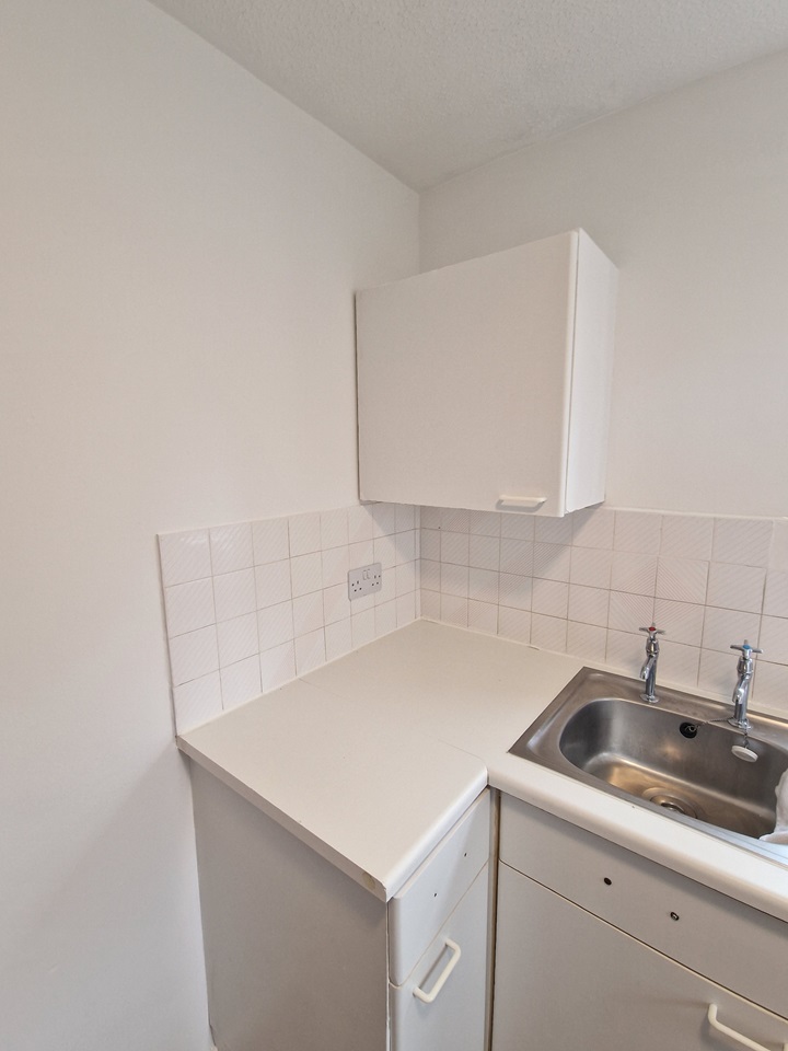 Welwyn Garden City Studio Flat, Panshanger, AL7 To Rent Now for £