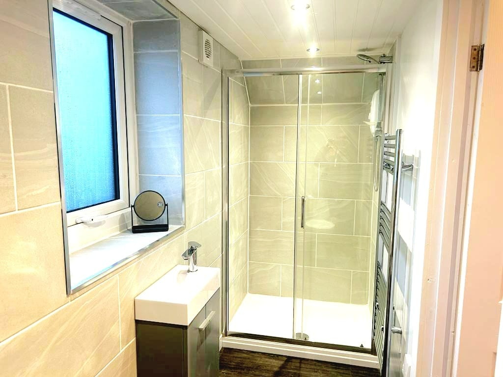 Netherton, Huddersfield 3 Bed Detached House, Chapel Street, HD4 To