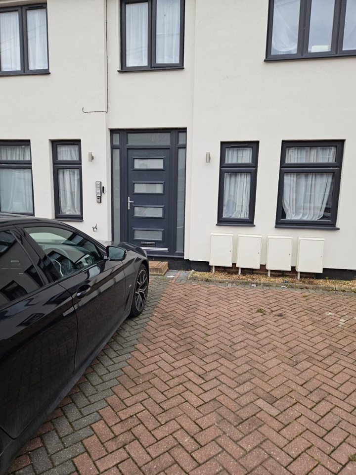 Hounslow 1 Bed Flat, Vicarage Farm Road, TW3 To Rent Now for £1,450