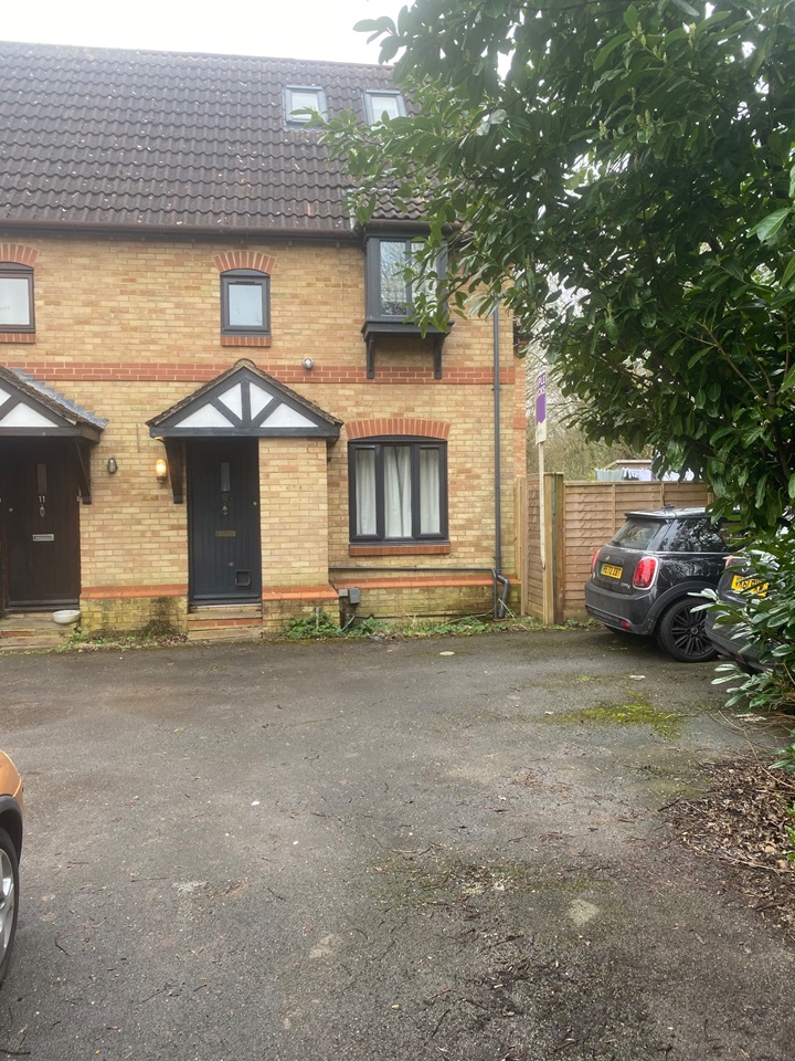 Burpham Guildford 2 Bed SemiDetached House, Suffolk Drive, GU4 To