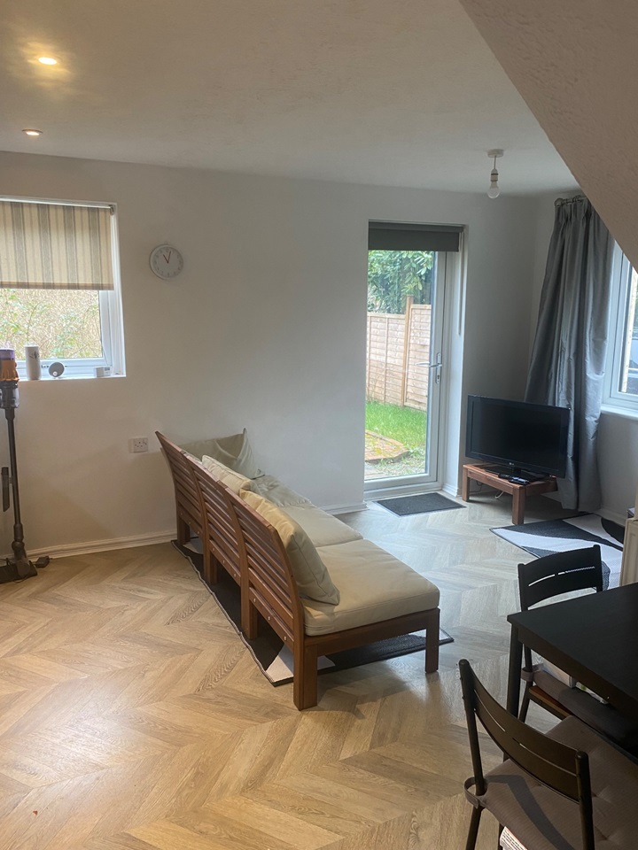 Burpham Guildford 2 Bed SemiDetached House, Suffolk Drive, GU4 To