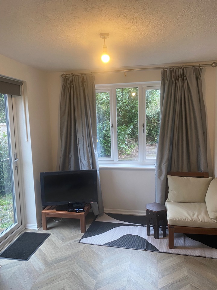 Burpham Guildford 2 Bed SemiDetached House, Suffolk Drive, GU4 To
