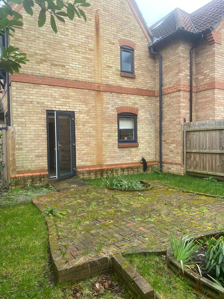 Burpham Guildford 2 Bed SemiDetached House, Suffolk Drive, GU4 To