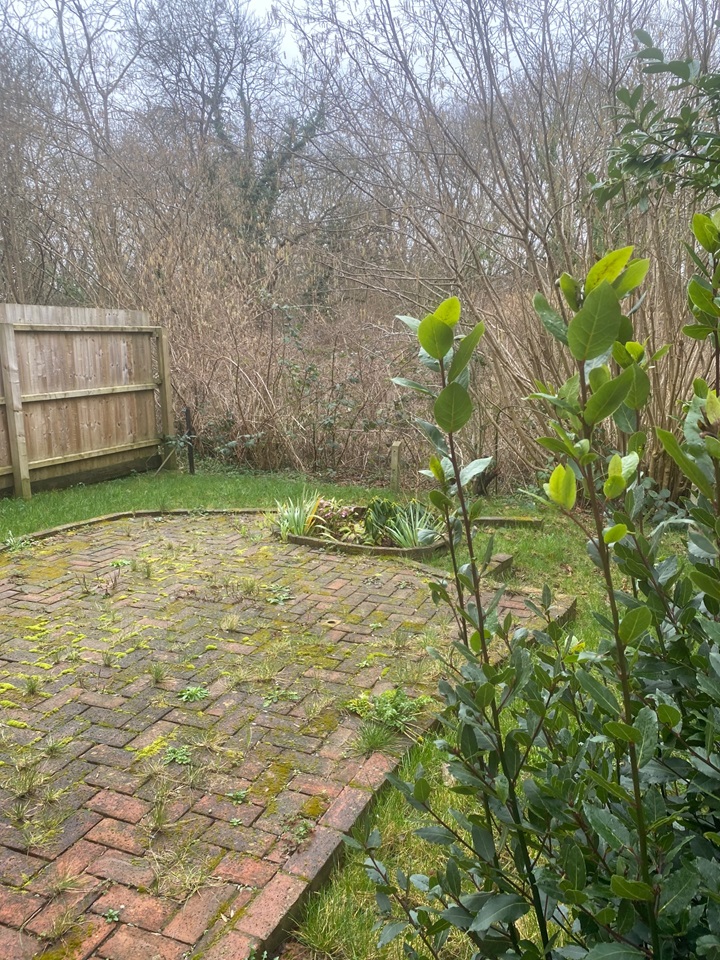 Burpham Guildford 2 Bed SemiDetached House, Suffolk Drive, GU4 To