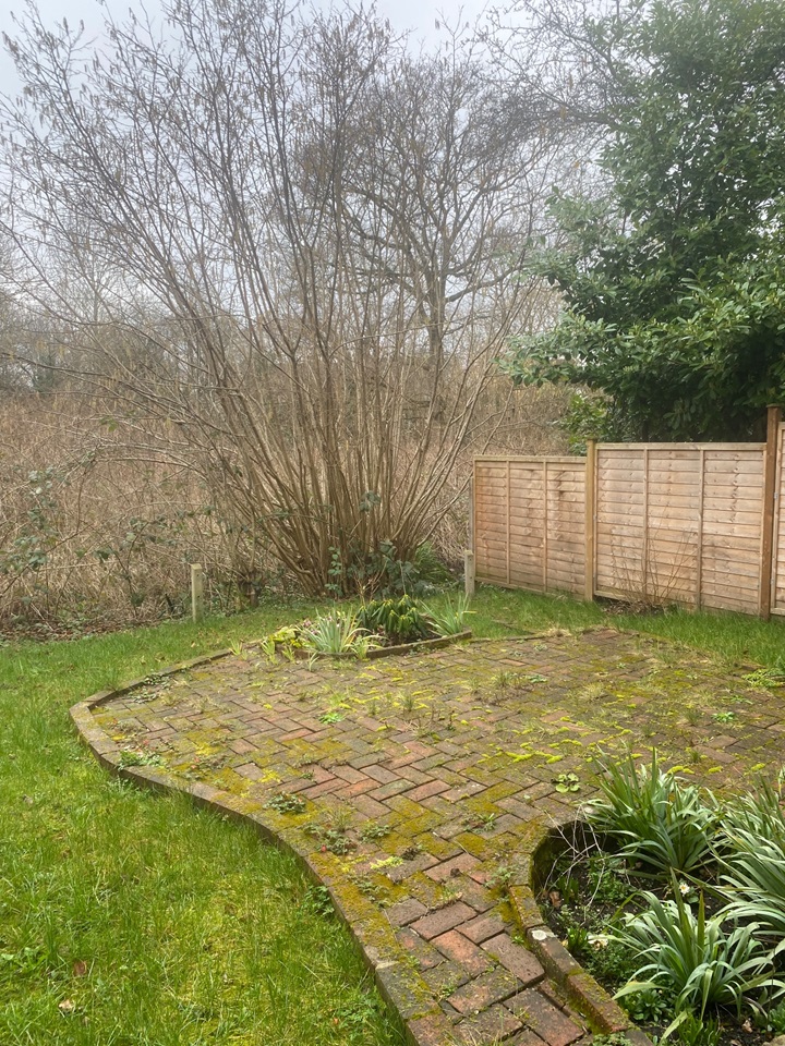 Burpham Guildford 2 Bed SemiDetached House, Suffolk Drive, GU4 To