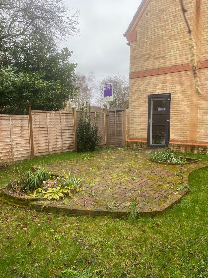 Burpham Guildford 2 Bed SemiDetached House, Suffolk Drive, GU4 To