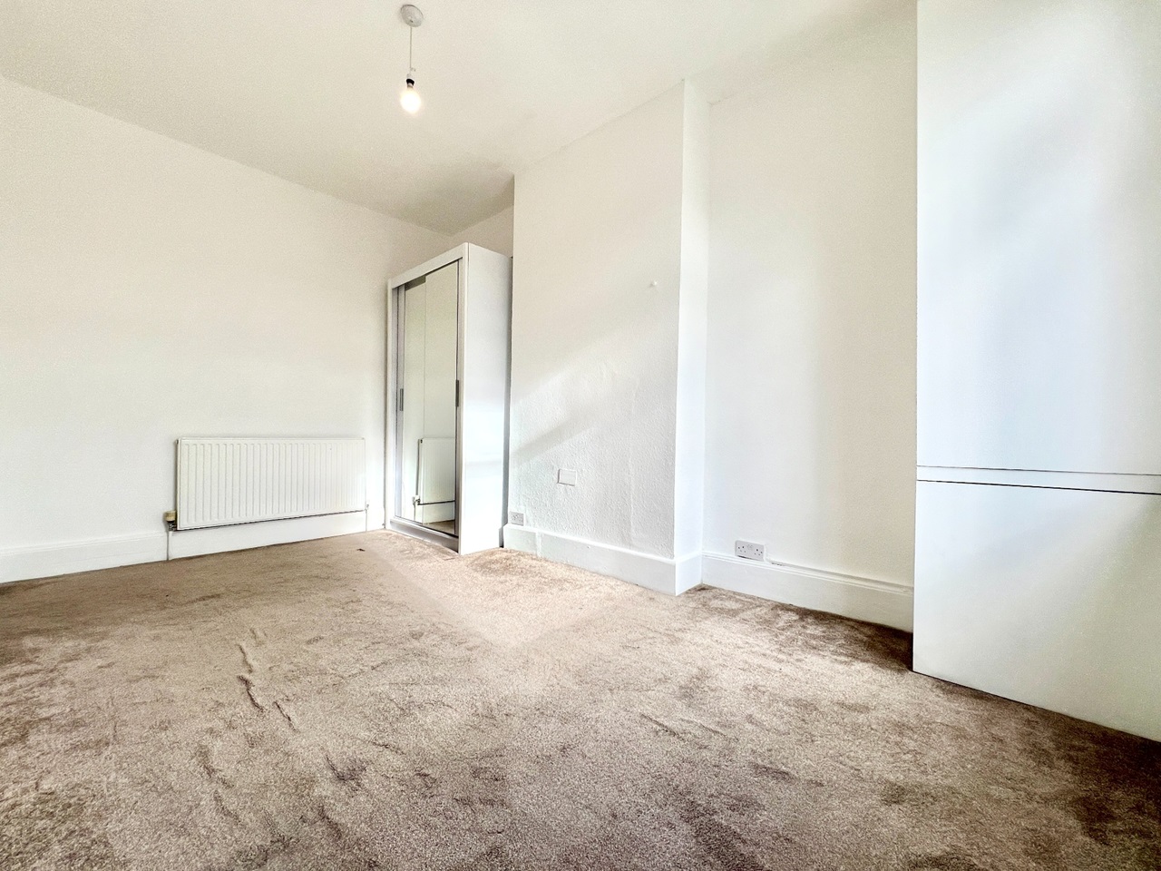 Ilford 2 Bed Flat, Mortlake Road, IG1 To Rent Now for £1,800.00 p/m