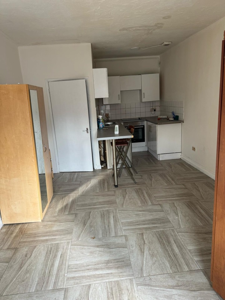 Stanwell, StainesUponThames Studio Flat, High Street, TW19 To