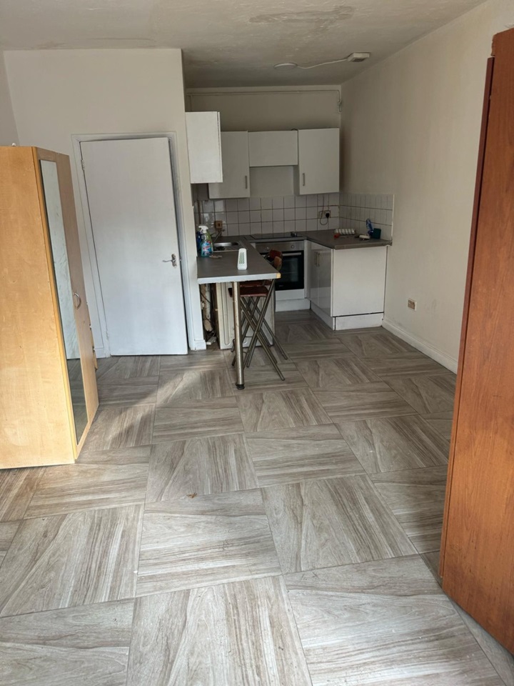 Stanwell, StainesUponThames Studio Flat, High Street, TW19 To